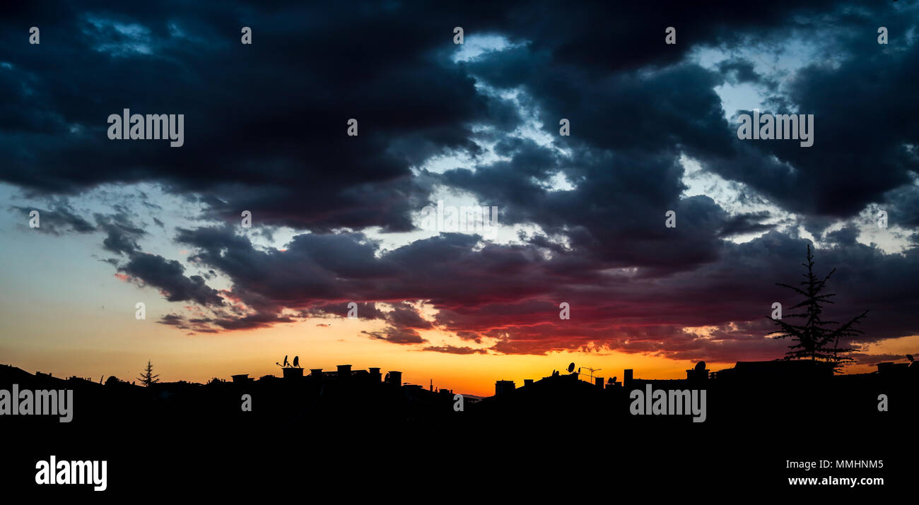 Colorata città sunet cloudscape Foto Stock