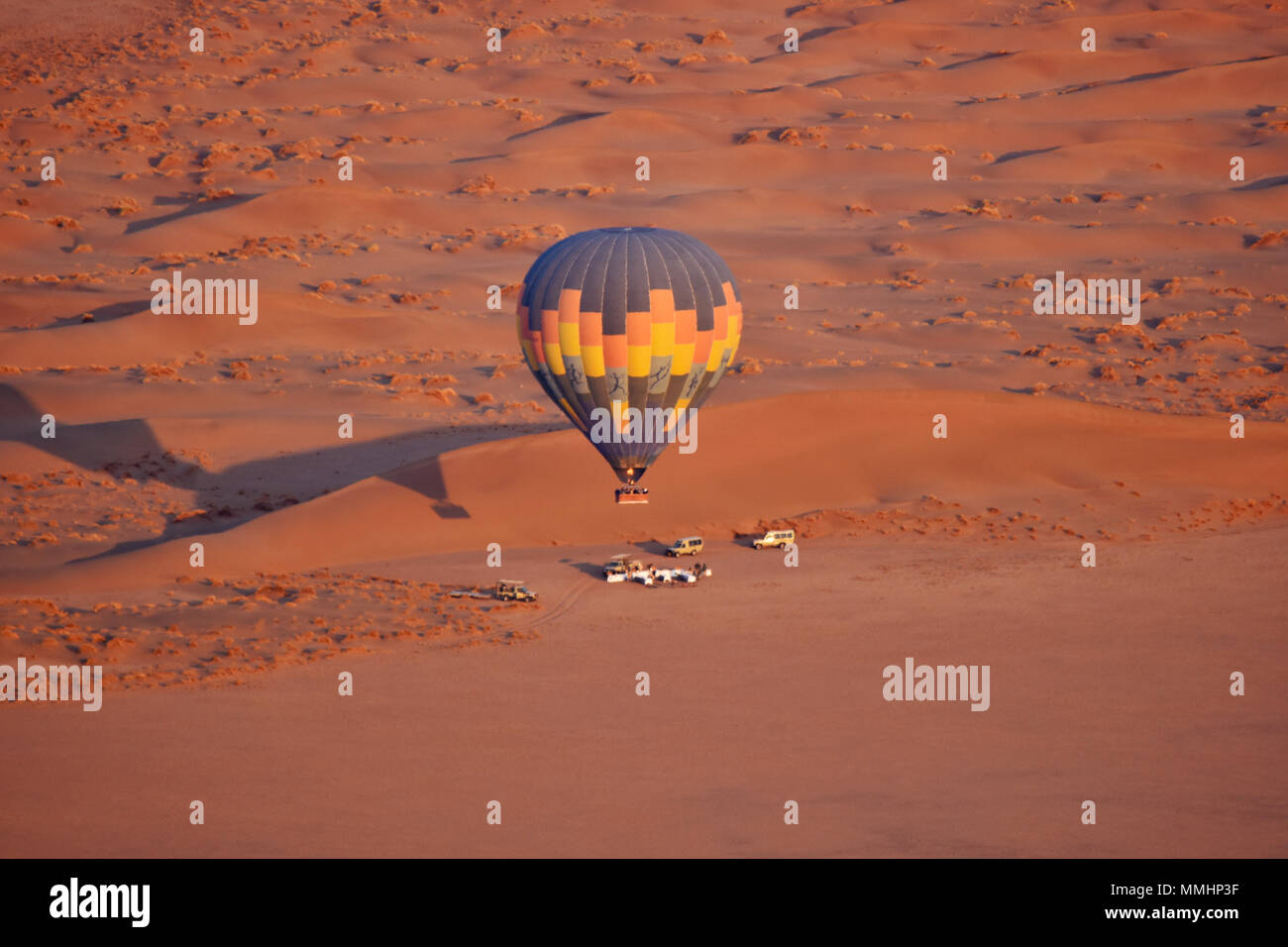 Volo in mongolfiera ad aria calda sopra il deserto del Namib, area Sossusvlei, Sesriem, Namibia Foto Stock