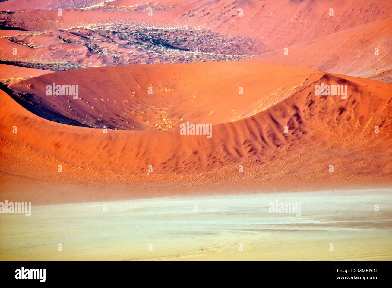 L'arancione e il rosso le dune di sabbia del deserto del Namib all'alba, Namib-Naukluft National Park, area Sossusvlei, Sesriem, Namibia Foto Stock