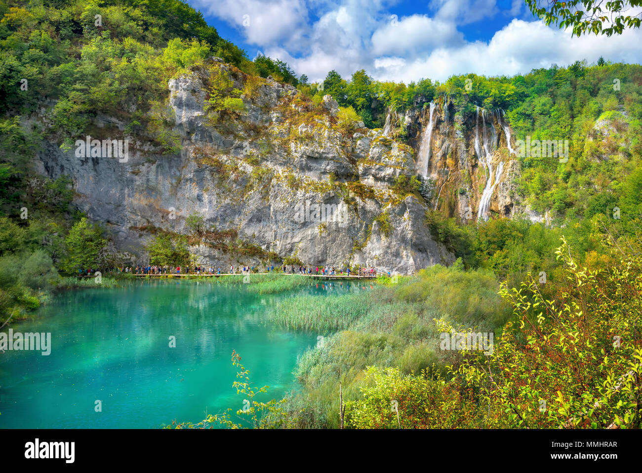 Lago turchese con belle cascate del Parco Nazionale di Plitvice. Croazia Foto Stock