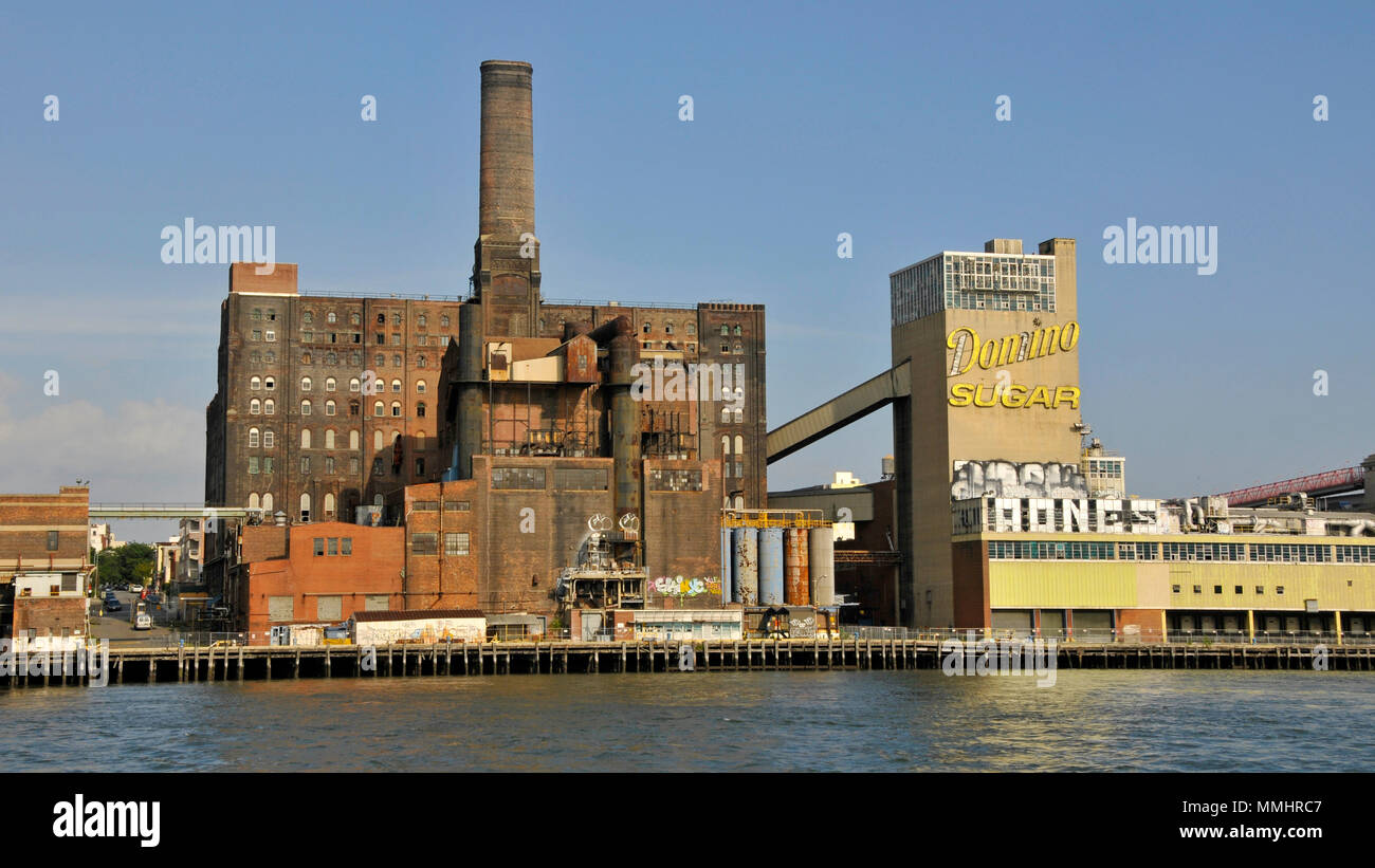 Il vecchio Domino raffineria di zucchero di Williamsburg visto dall'East River, New York, Stati Uniti d'America Foto Stock