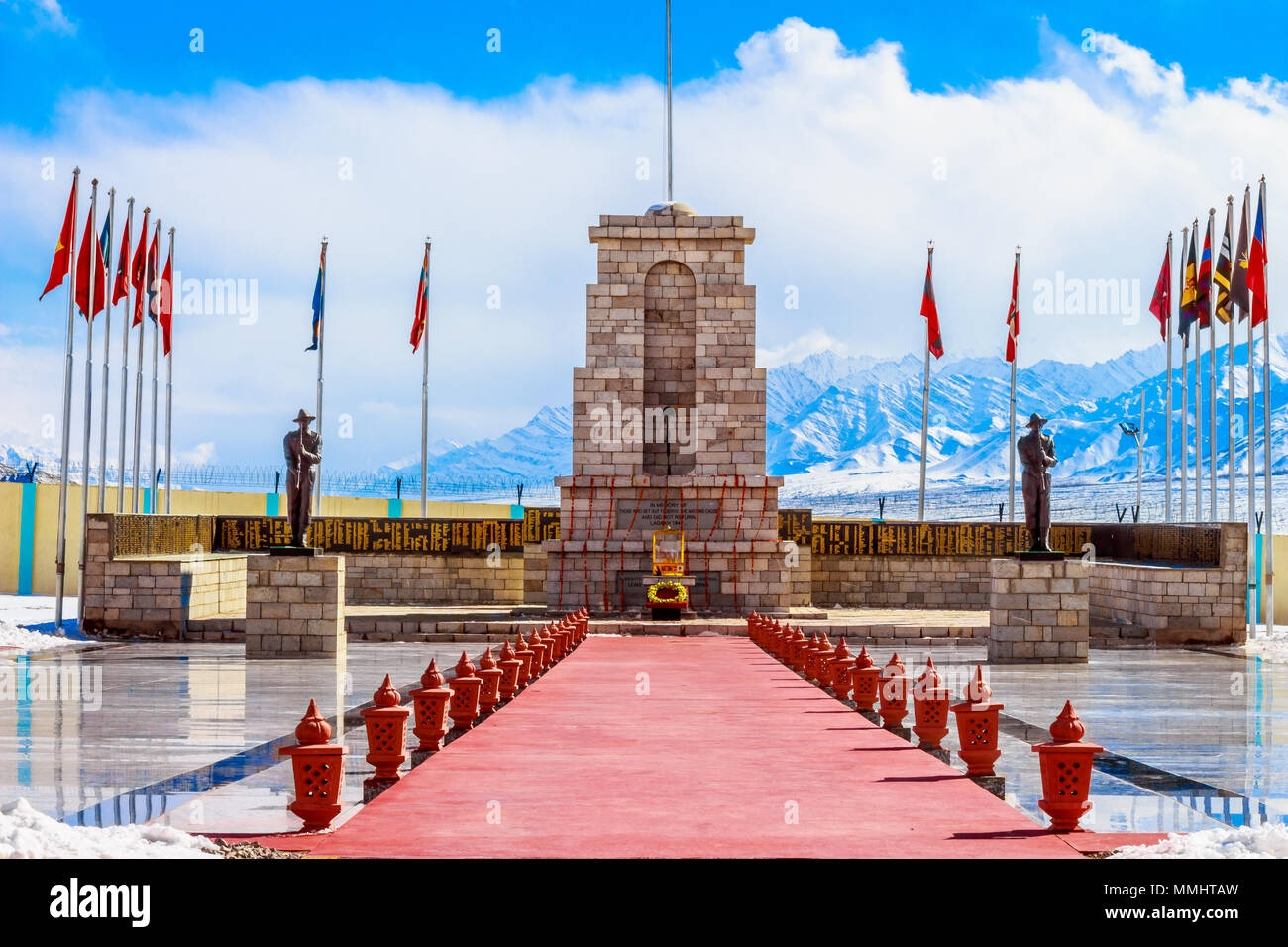 Storico Memoriale di guerra nelle vaste terre del Ladakh. La coperta di neve montagna himalayana in background vi porta nello stato di affinità. Foto Stock