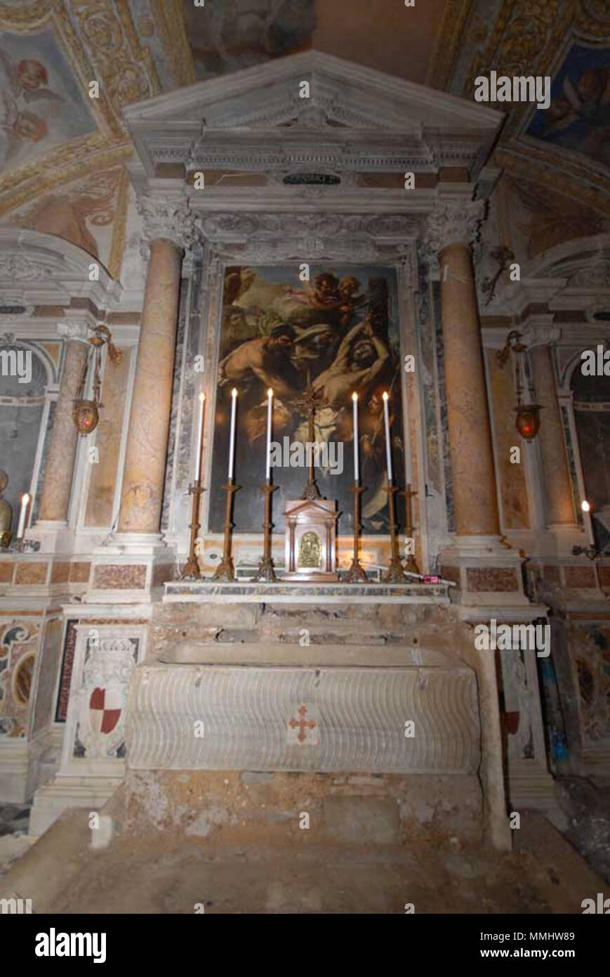 . Inglese: St. Erasmus pala d altare nella cripta della cattedrale di Gaeta, con le spoglie del santo scrigno. Gli affreschi di Giacinto Brandi, 1663. . 1663. Giacinto Brandi (1621-1691) Descrizione pittore italiano Data di nascita e morte 1621 19 gennaio 1691 Luogo di nascita e morte Poli, Lazio Roma periodo di lavoro opera barocca luogo Roma; Autorità di Parma controllo : Q1748199 VIAF:?3371377 ISNI:?0000 0001 1737 9078 ULAN:?500003682 LCCN:?no2016011475 WGA:?BRANDI, Giacinto WorldCat Erasmo-cripta Foto Stock