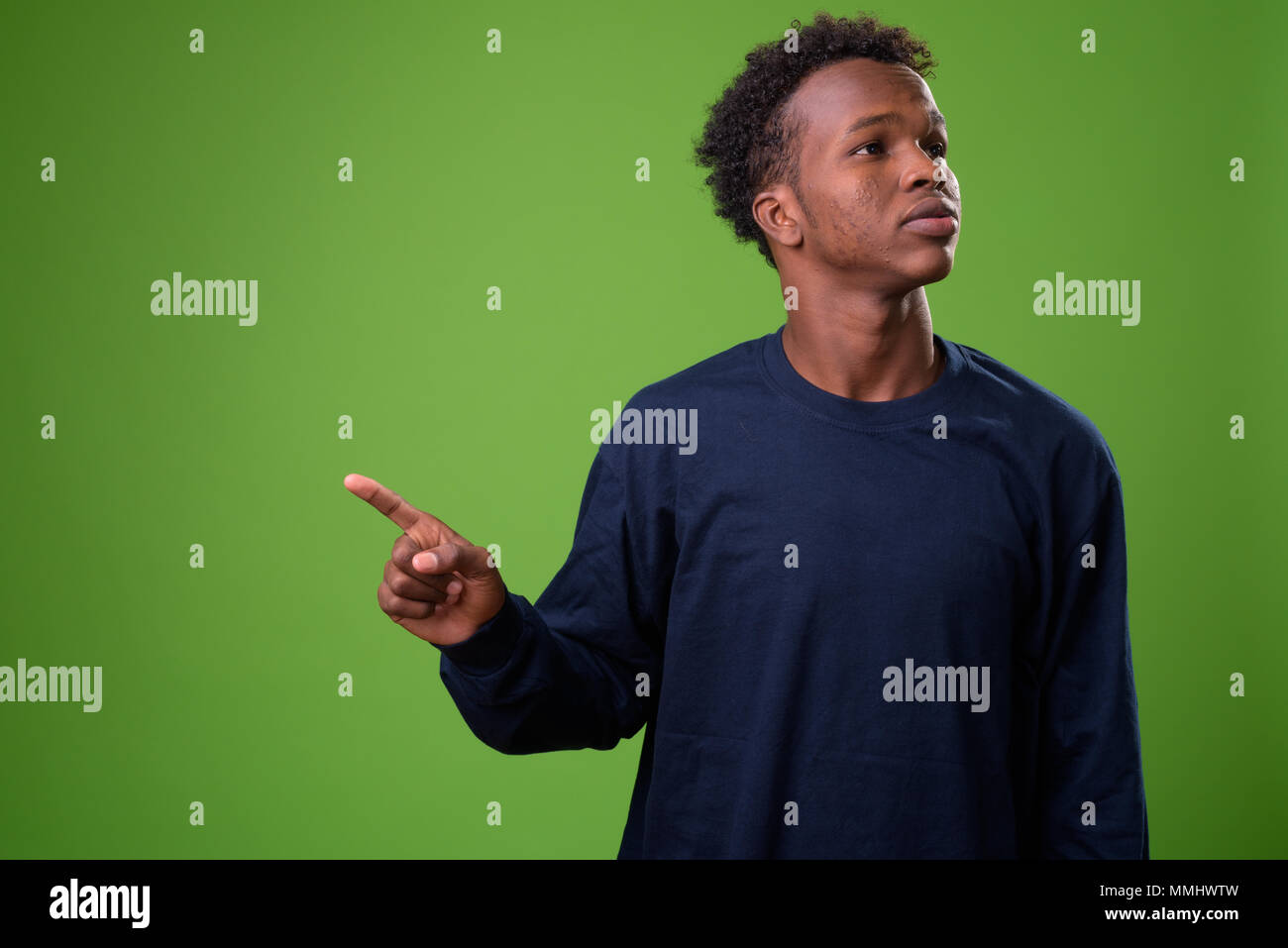 Giovane africano contro lo sfondo di colore verde Foto Stock