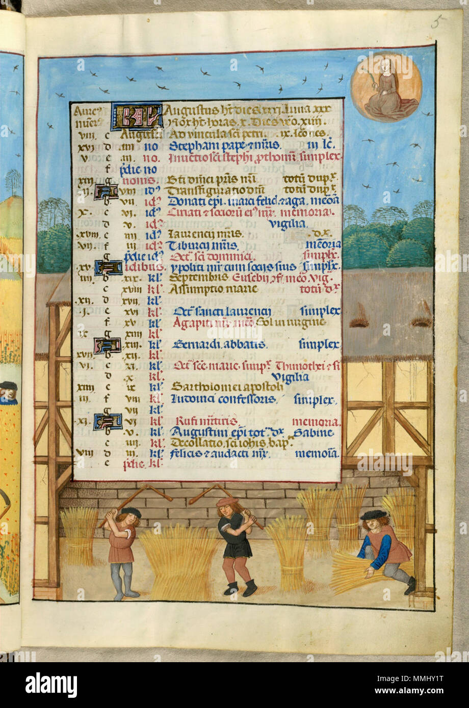 . Inglese: Su questa pagina del calendario per il mese di agosto, il segno zodiacale per Virgo (vergine) è raffigurata come una giovane donna in possesso di un martire di palma. Al di sotto di lei un gruppo di uomini continuano lavorando per terminare il raccolto, la trebbiatura del grano e la raccolta in covoni all'interno di un fienile con travi di legno. . Il 18 novembre 2010. artisti sconosciuti, 1480s altri 26 18851, f. 5 Nella pagina del calendario per il mese di agosto Foto Stock