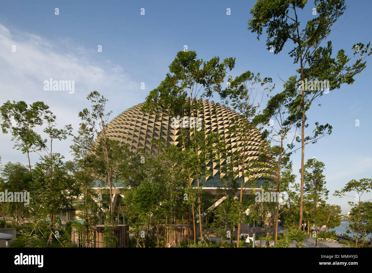 Vista esterna della cupola dell'Esplanade e del giardino circostante. Foto Stock