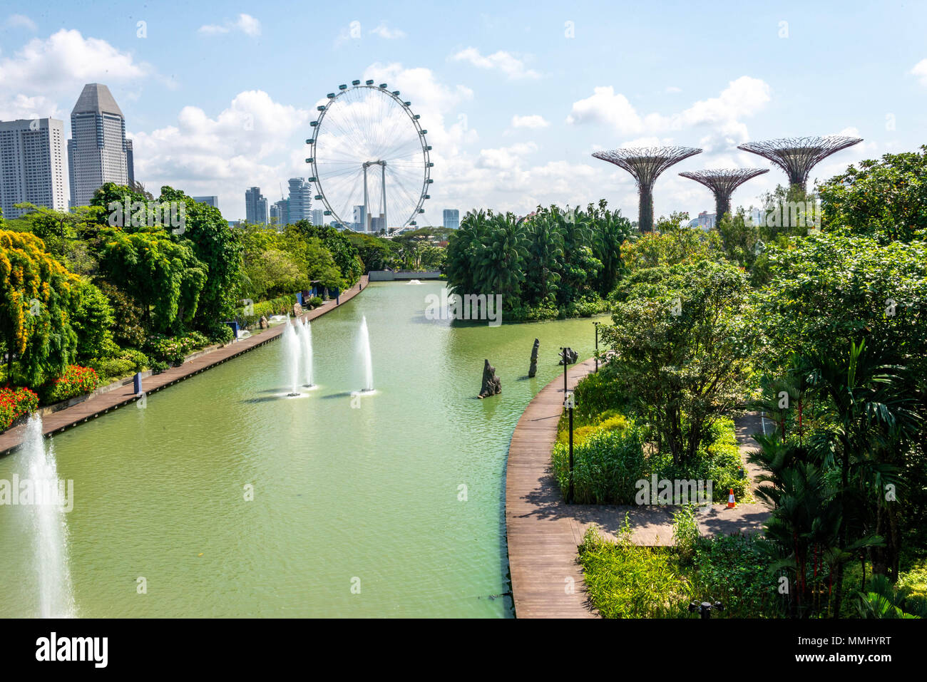 Parco di Singapore con Super alberi, Singapore Flyer e dello skyline della città Foto Stock