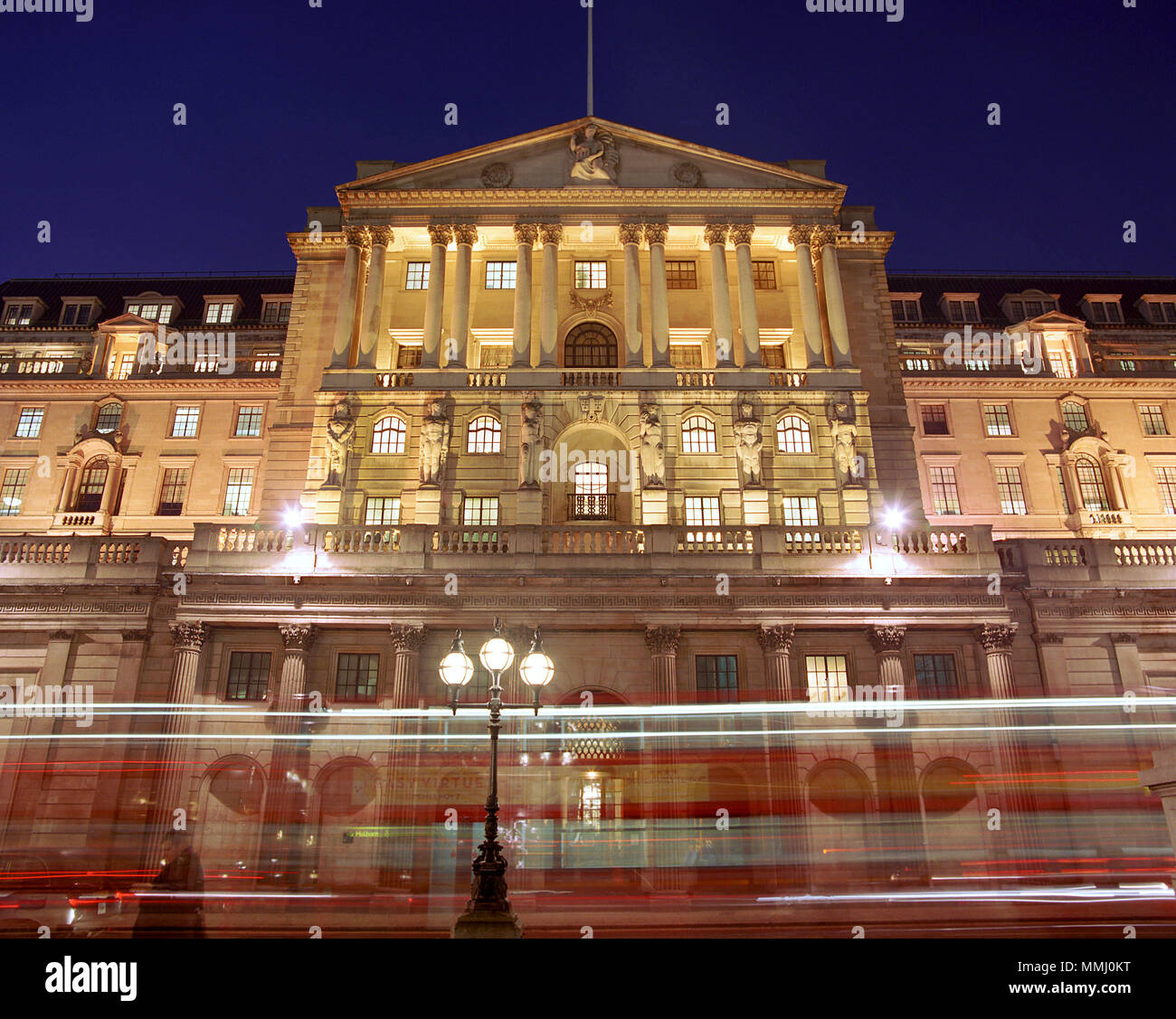 La Banca d'Inghilterra nella città di Londra. La Banca di Inghilterra Comitato di politica monetaria hanno annunciato un taglio nella banca di Inghilterra bas Foto Stock