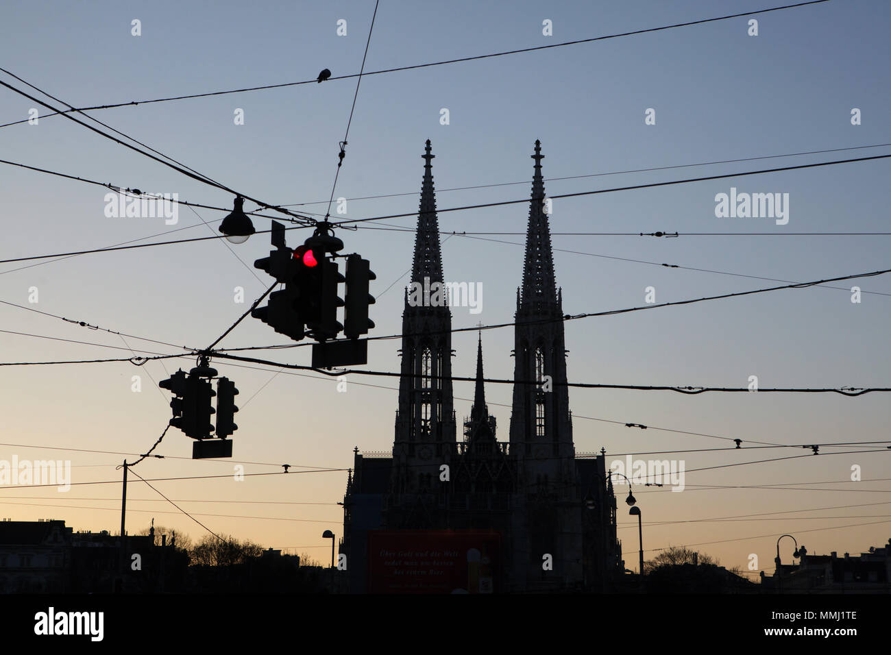 Tramonto sulla Votivkirche (Chiesa Votiva) progettata dall'architetto austriaco Heinrich von Ferstel sulla Ringstrasse di Vienna in Austria. Foto Stock