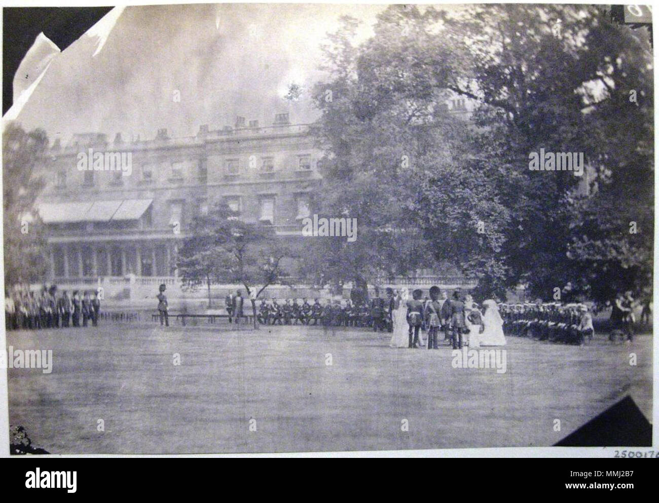 . Inglese: invalidi e soldati feriti visto dalla Regina Vittoria a Buckingham Palace . 9 luglio 1855. Invalidi sconosciuta e soldati feriti visto dalla Regina Vittoria a Buckingham Palace Foto Stock