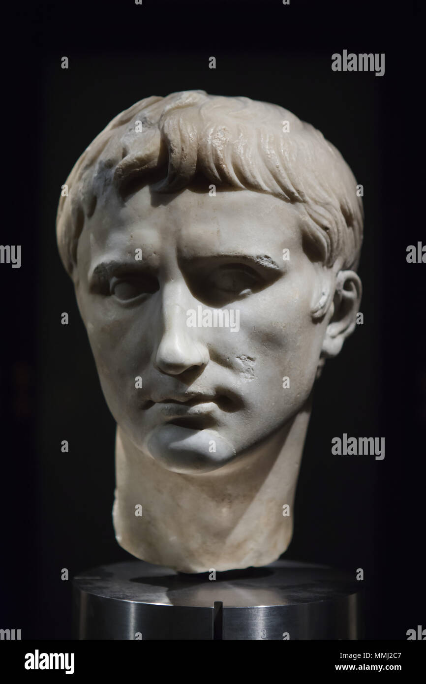L'imperatore romano Augusto. Roman busto in marmo del primo secolo d.c. sul display del Kunsthistorisches Museum (Museo di Storia dell'arte) di Vienna in Austria. Foto Stock