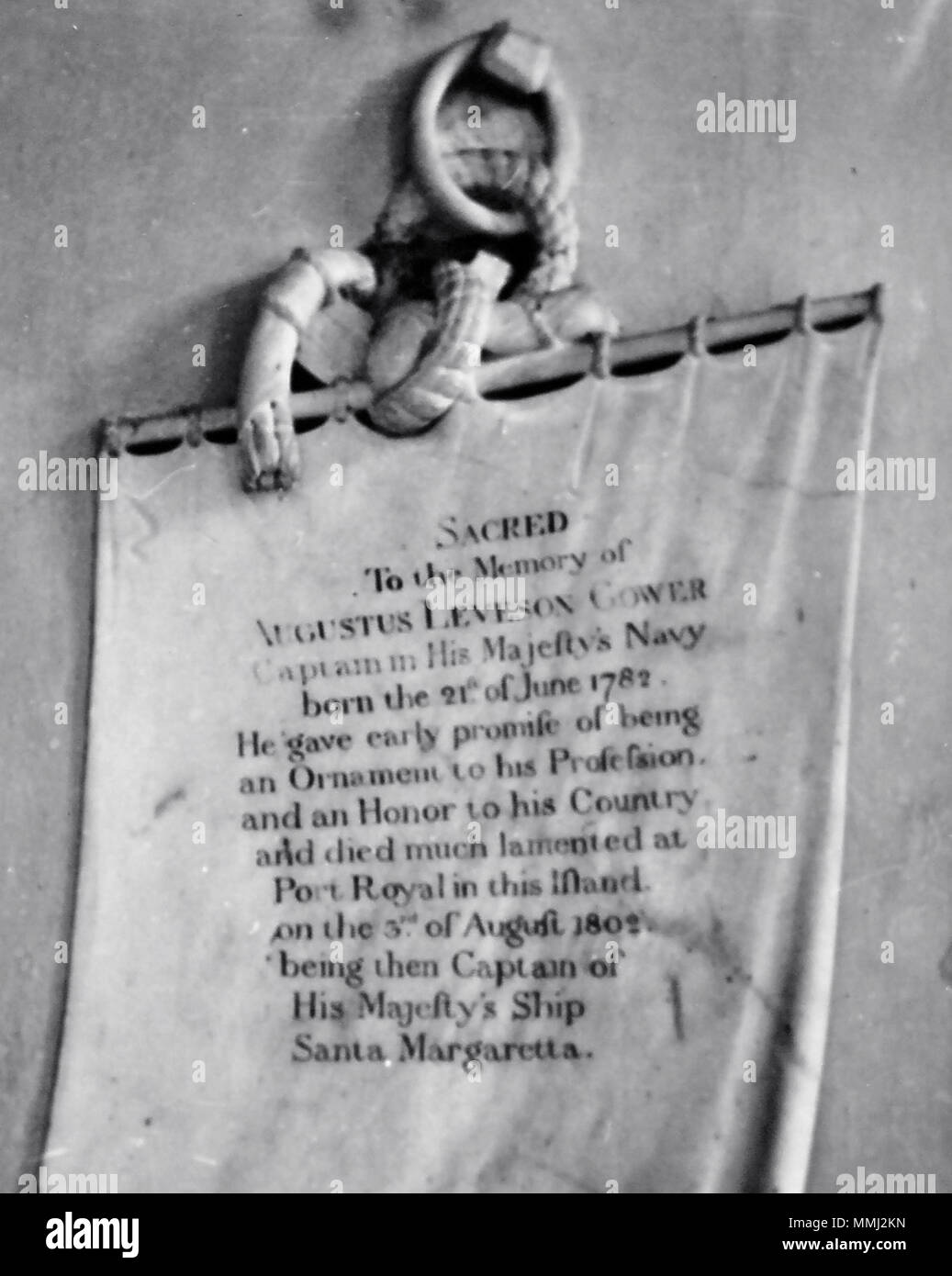 . Inglese: 'Sacred alla memoria di Augusto Leveson Gower, capitano nella sua maestà il Navy, nato il 21 giugno 1782. Egli diede inizio promettono di essere un ornamento per la sua professione e un onore al suo paese, e morì compianto, a Port Royal in questa isola, il 3 agosto 1802, essendo poi capitano di Sua Maestà la nave di Santa Margaretta.' Kingston Chiesa cattedrale - murale, grigio-bianco e marrone rossastro del marmo e della pietra, un trofeo navale, iscrizione su una barca quadrata della vela di marmo bianco. . Il 4 giugno 2011. Unknown 64 Augustus Leveson-Gower memorial a Kingston in Giamaica Foto Stock