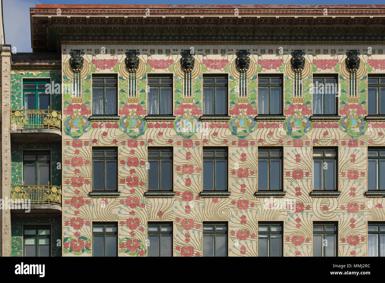 Majolikahaus (maiolica Casa) progettata dall austriaco modernista architetto Otto Wagner e costruito nel 1898 in Linke Wienzeile 40 di Vienna in Austria. La maiolica decorazione floreale è stato progettato dall'architetto austriaco Alois Ludwig. Foto Stock