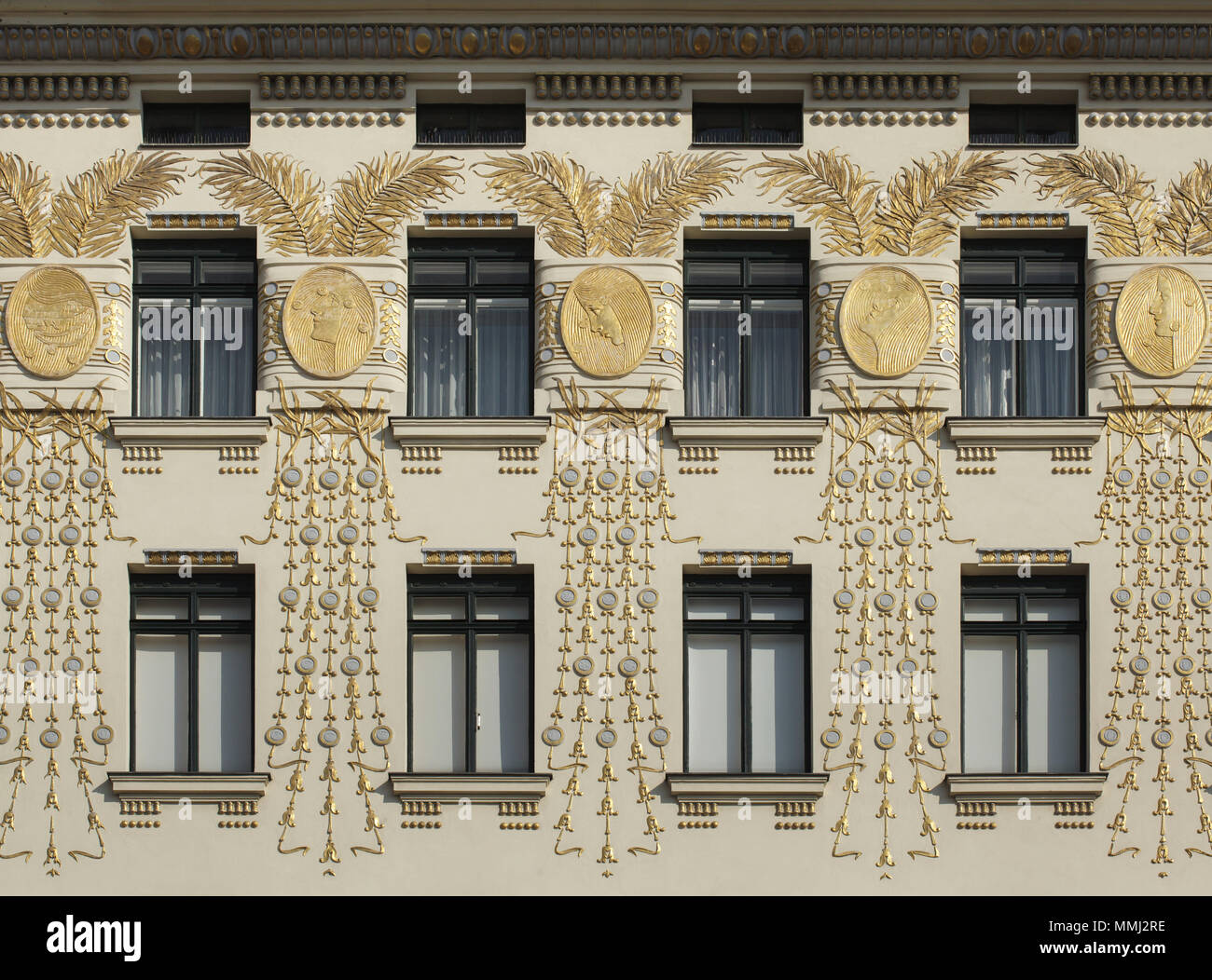 Wienzeilenhaus (linea di Vienna Casa) noto anche come Musenhaus progettato dall austriaco modernista architetto Otto Wagner e costruito nel 1898 in Linke Wienzeile 38 di Vienna in Austria. Stucchi dorati è stato progettato dal pittore austriaco Koloman Moser. Foto Stock