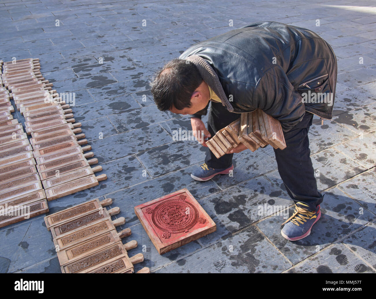 Essiccazione woodblock tibetana di stampe presso il santo Bakong scrittura Stampa Monastero a Dege, Sichuan, in Cina Foto Stock