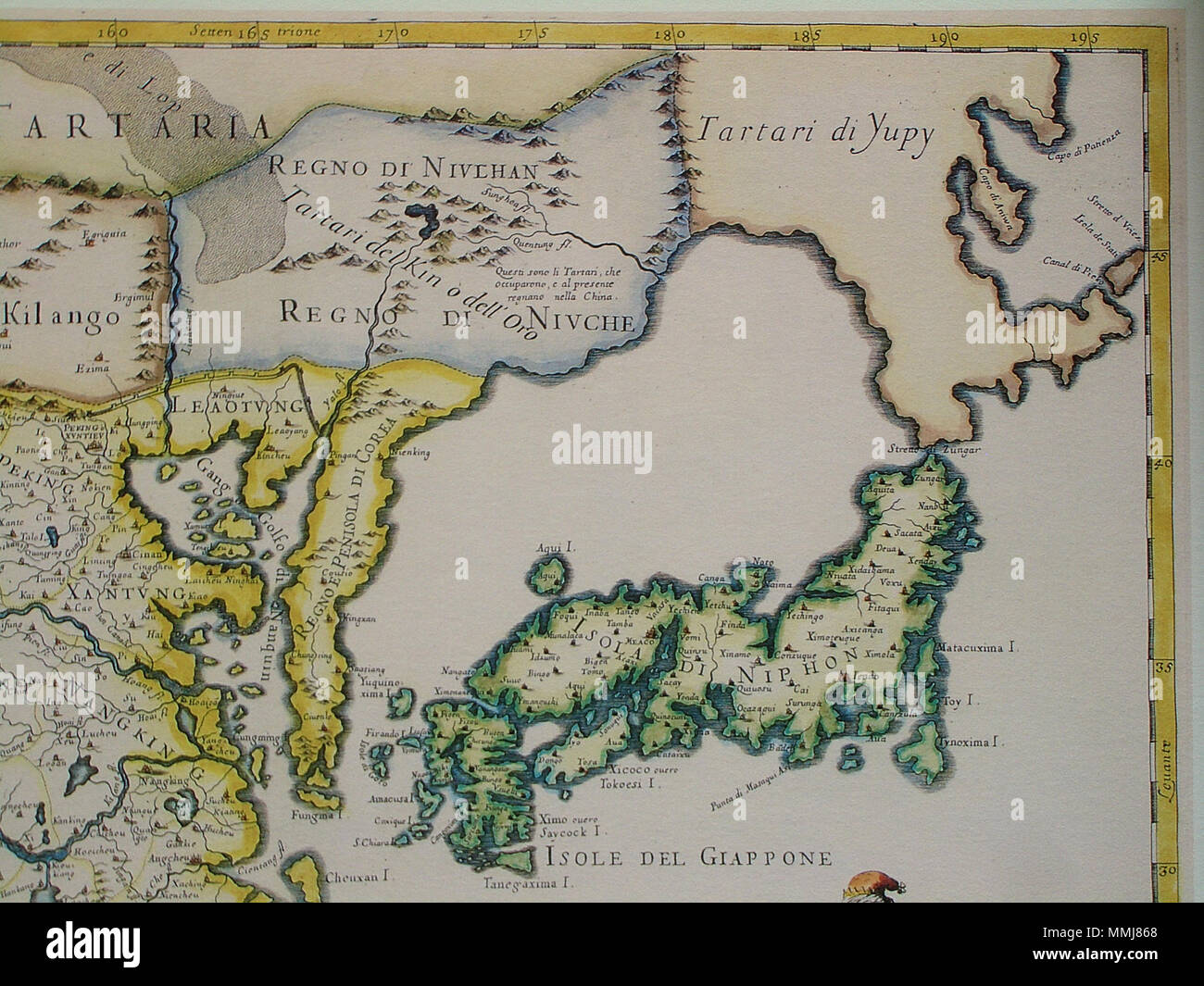 . Inglese: il nord-est cornet di una mappa della Cina (in italiano): " il regno di Cina, attualmente denominata Catay e Mangin, suddiviso nelle sue principali province su una più precisa mappa'. Questa parte mostra include il Mare del Giappone e il Giappone stesso. Tuttavia né il La Pérouse stretto né lo stretto di Tartary erano noti per il cartografo, e quindi Hokkaido Sakhalin e sono tutti parte della terraferma, popolato da 'Yupi tartari' (cioè il "Fishskin tartari' - il vecchio nome cinese per il Nanai persone e gruppi correlati). Tuttavia la costa orientale di Sakhalin, con Capo Aniwa e Cape Pat Foto Stock