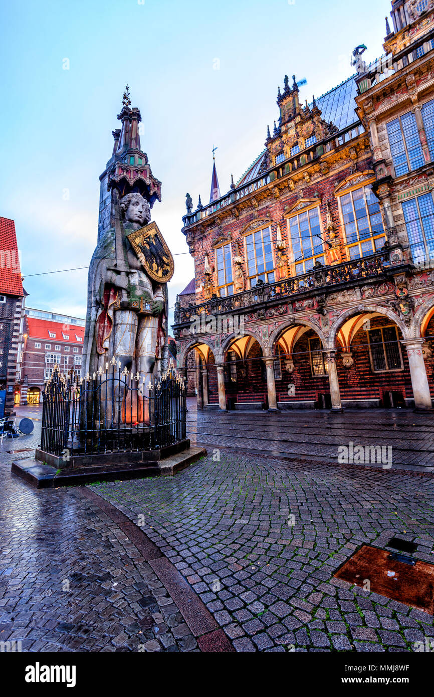 La Bremen statua di Roland e il Vecchio Municipio e la piazza del mercato Foto Stock