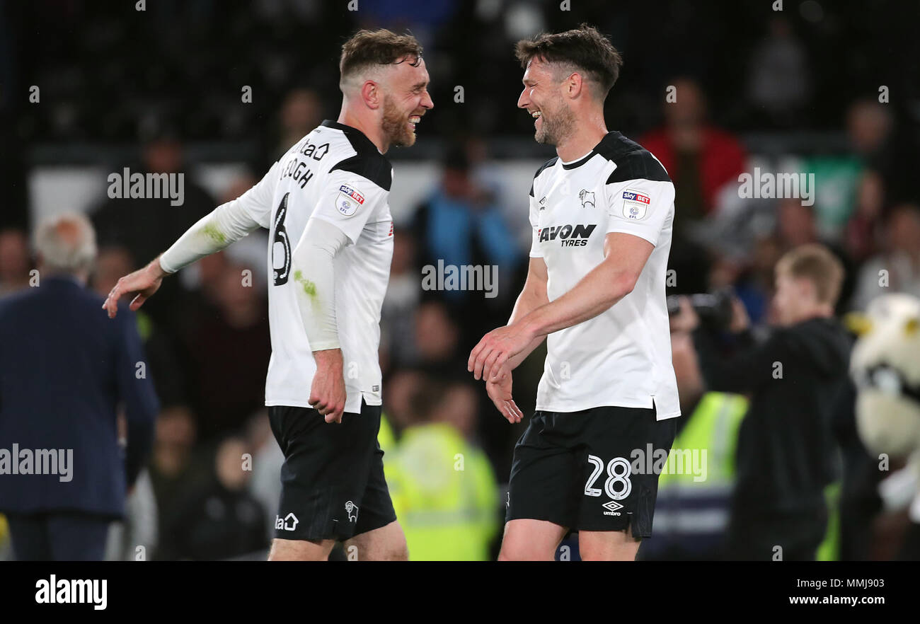 Derby County's Richard Keogh (sinistra) e David Nugent celebrare dopo il fischio finale durante il cielo Bet Playoff campionato corrispondono al Pride Park, Derby. Foto Stock