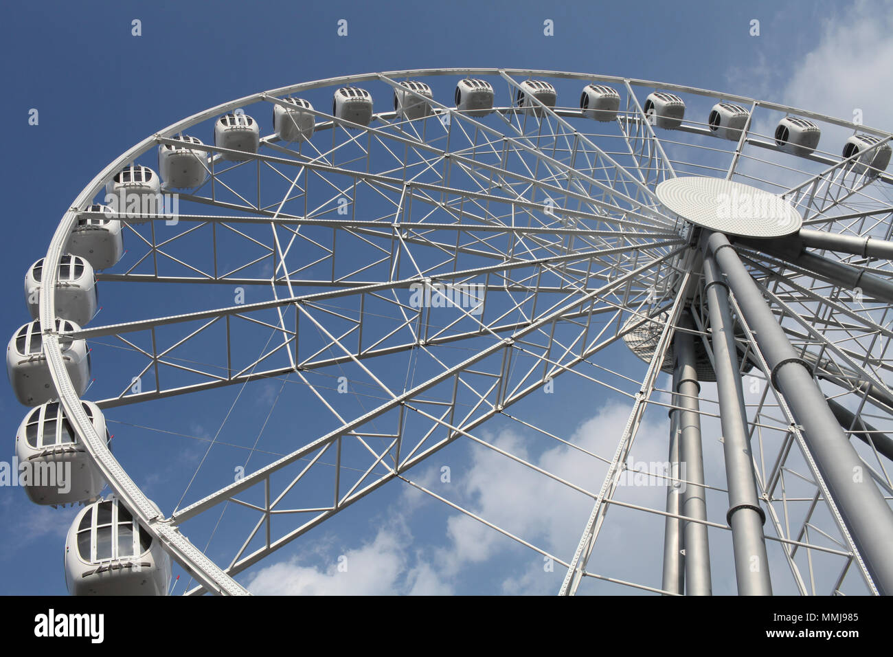 Ruota panoramica Ferris contro un profondo cielo blu Foto Stock