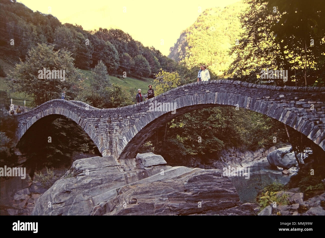 Romantico ponte sul fiume Verzasca,Svizzera Foto Stock