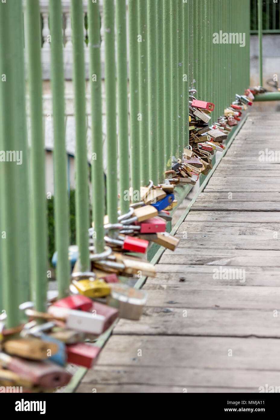 Amore i lucchetti sul vecchio ponte pedonale a basso angolo di visione Foto Stock