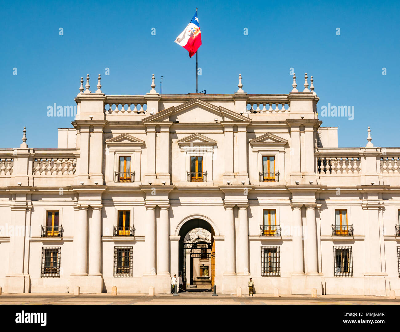 Il Palazzo Presidenziale di La Moneda, Santiago del Cile, Sud America, con protezioni e cileno battenti bandiera Foto Stock