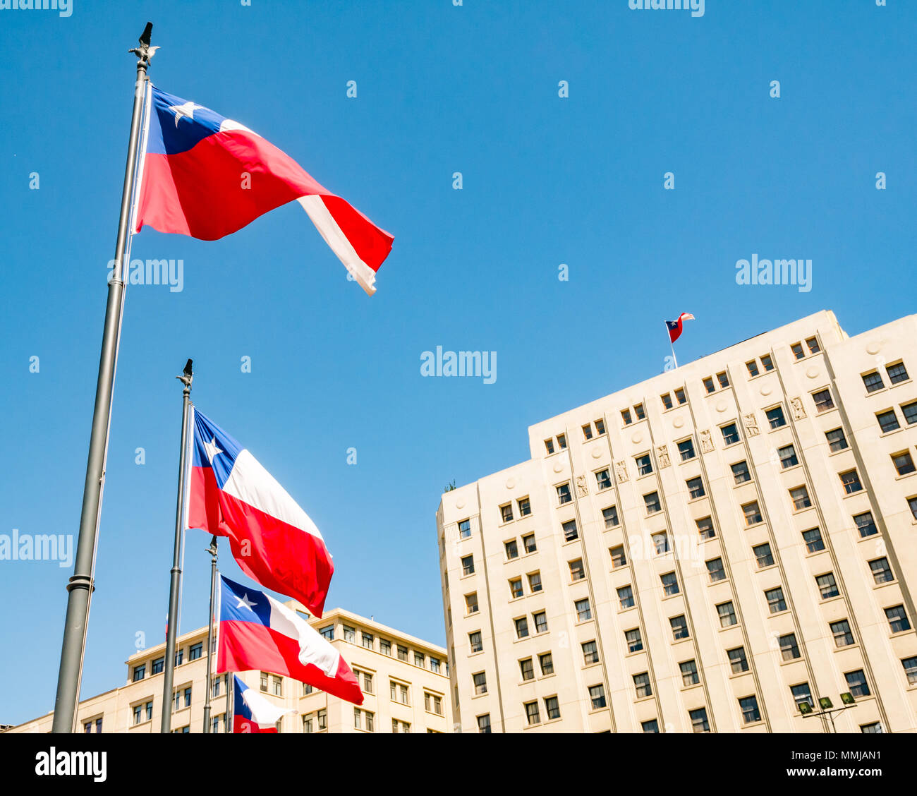 Cileno battenti bandiere contro il cielo blu al di fuori Internal Revenue Service del Cile Santiago del Cile Foto Stock