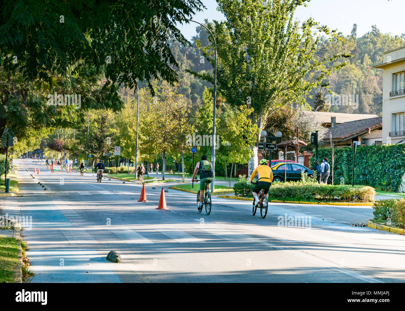 Pedro de Valdivia Street, tranquilla la Domenica di Pasqua e chiusa alle auto di pubblica ricreazione con i ciclisti in strada Foto Stock