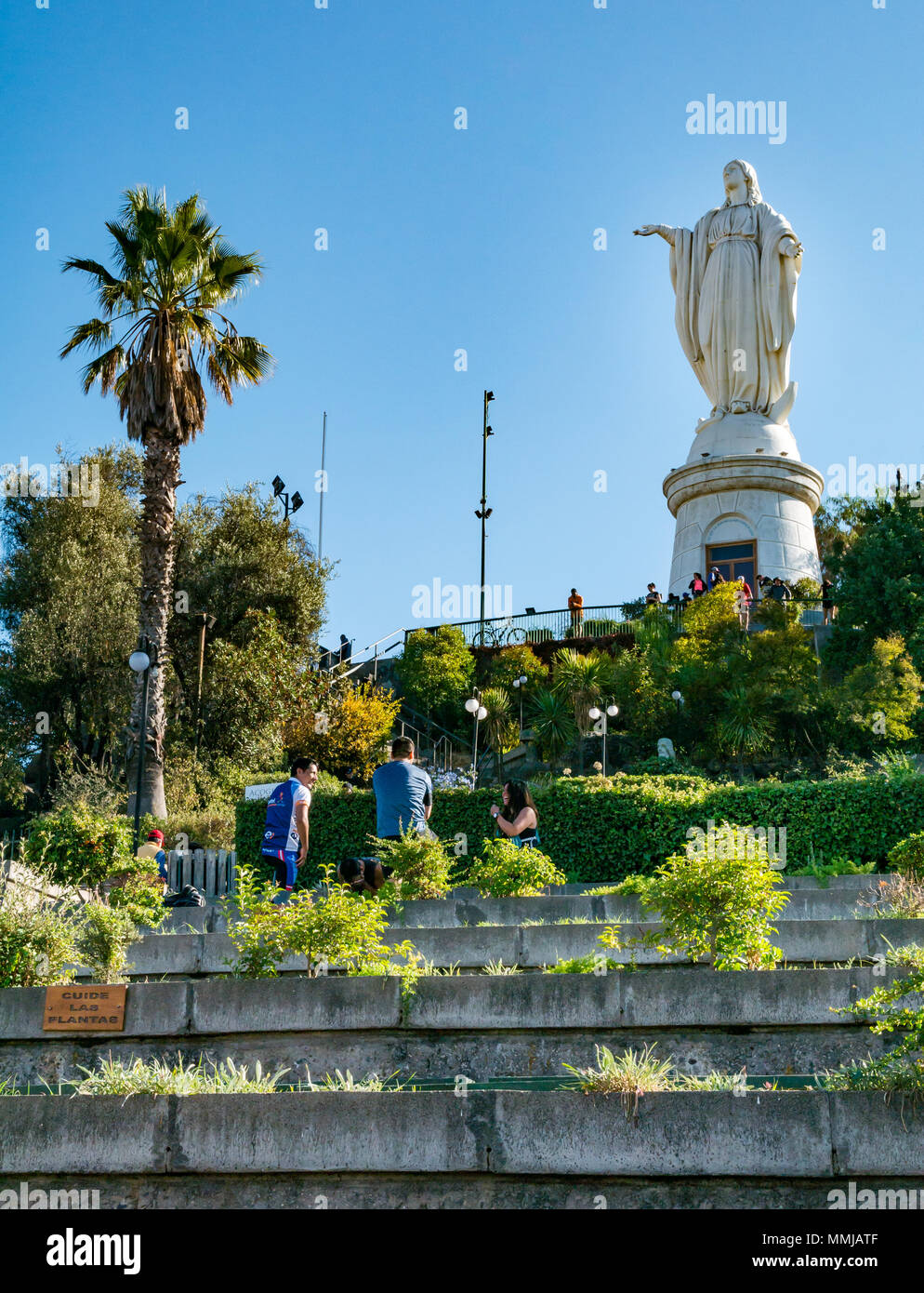 La gente la Domenica di Pasqua, Vergine dell'Immacolata Concezione statua in cima della collina di San Cristobal, Santiago del Cile, la Domenica di Pasqua Foto Stock