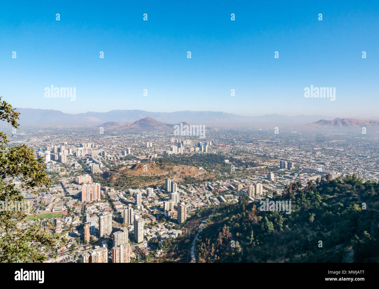 Paesaggio urbano vista dalla collina di San Cristobal, Santiago del Cile, con lo smog visibili guardando verso la Andes pedemontana Foto Stock