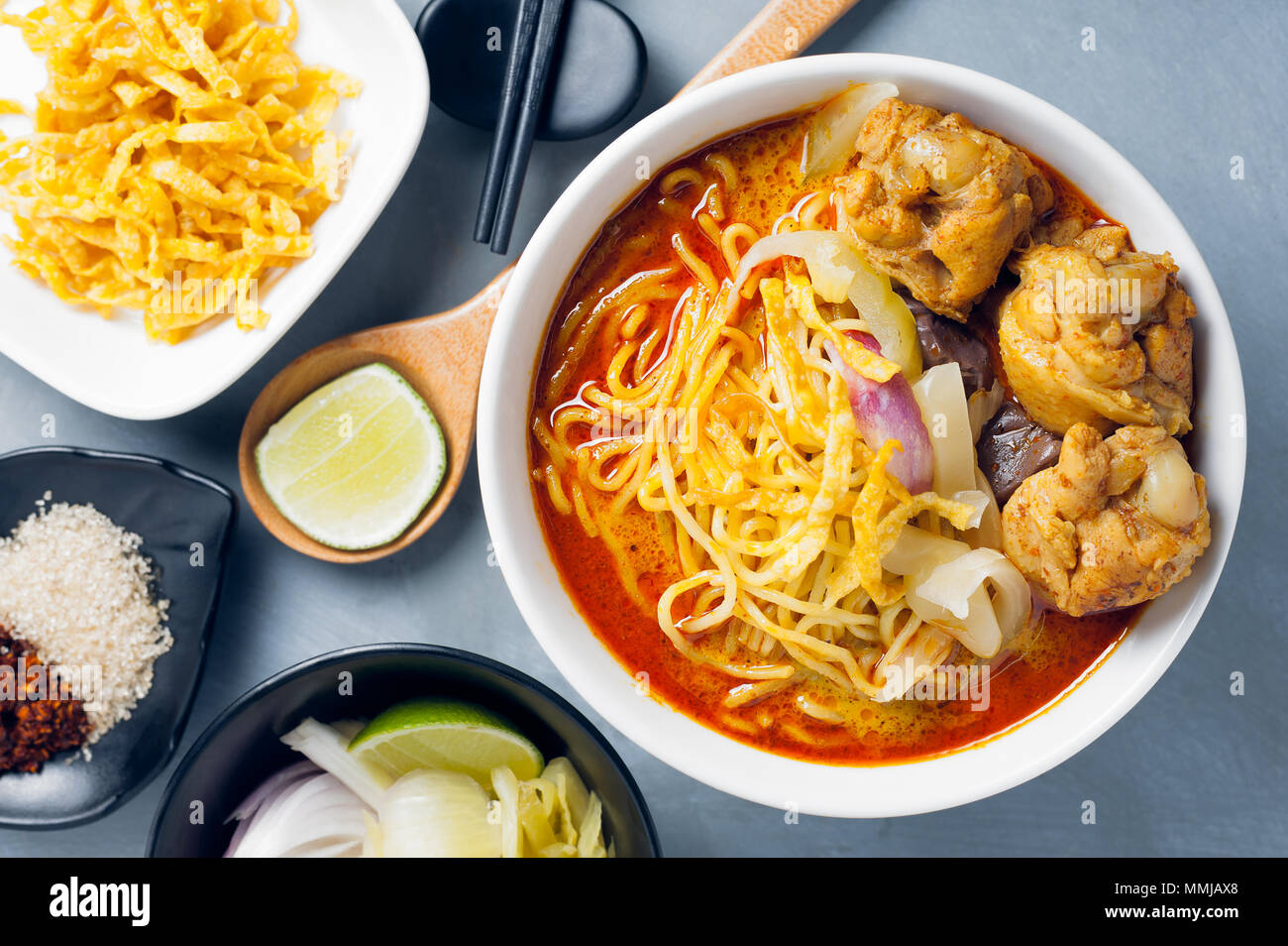 Khao Soi Kai, stile settentrionale di noodle all'uovo di pollo al curry con ingredienti. Cibo tailandese Foto Stock