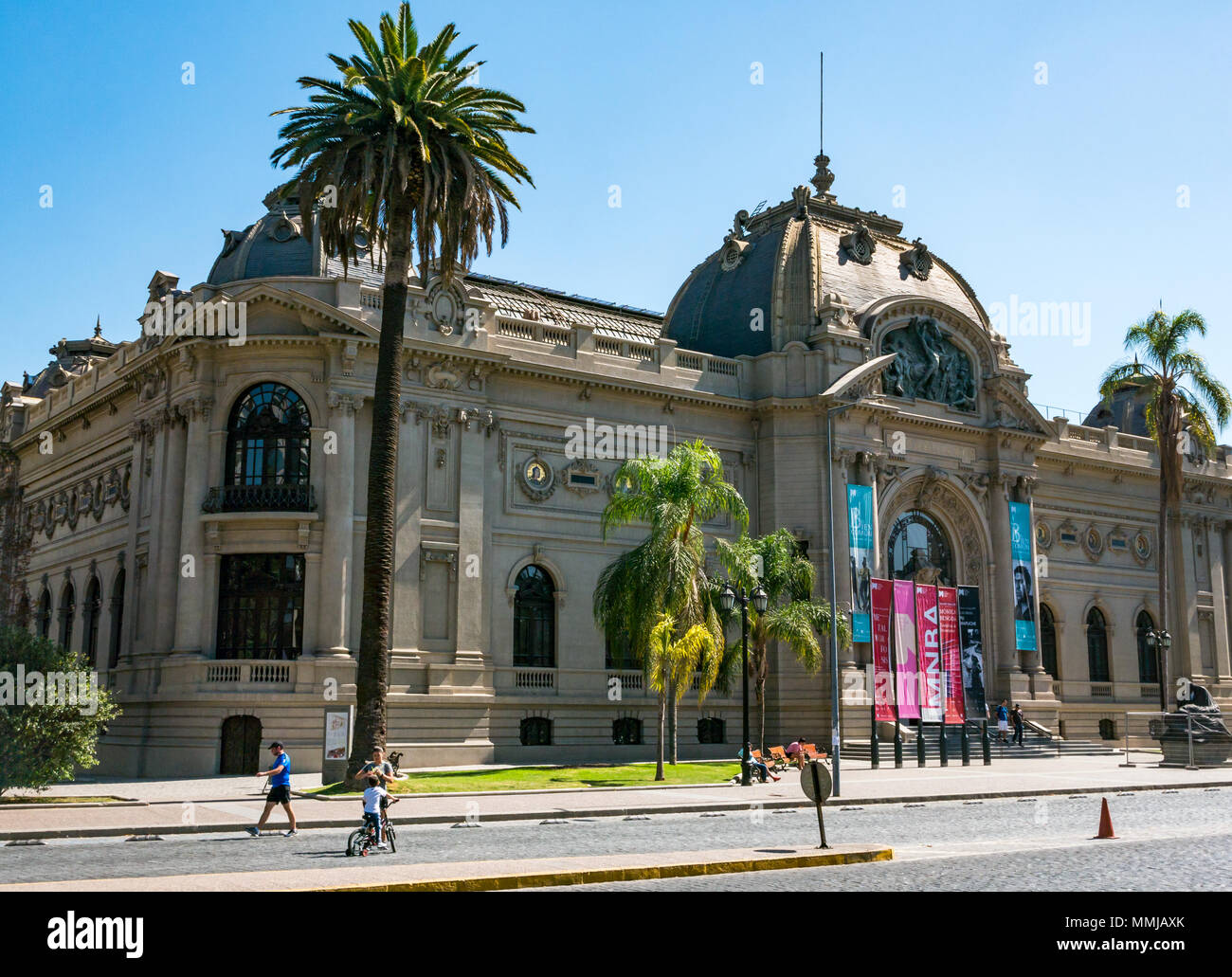 Museo Nazionale delle Belle Arti, Santiago del Cile, Sud America, su una tranquilla Domenica di Pasqua con assenza di traffico e gente che cammina lungo il marciapiede Foto Stock