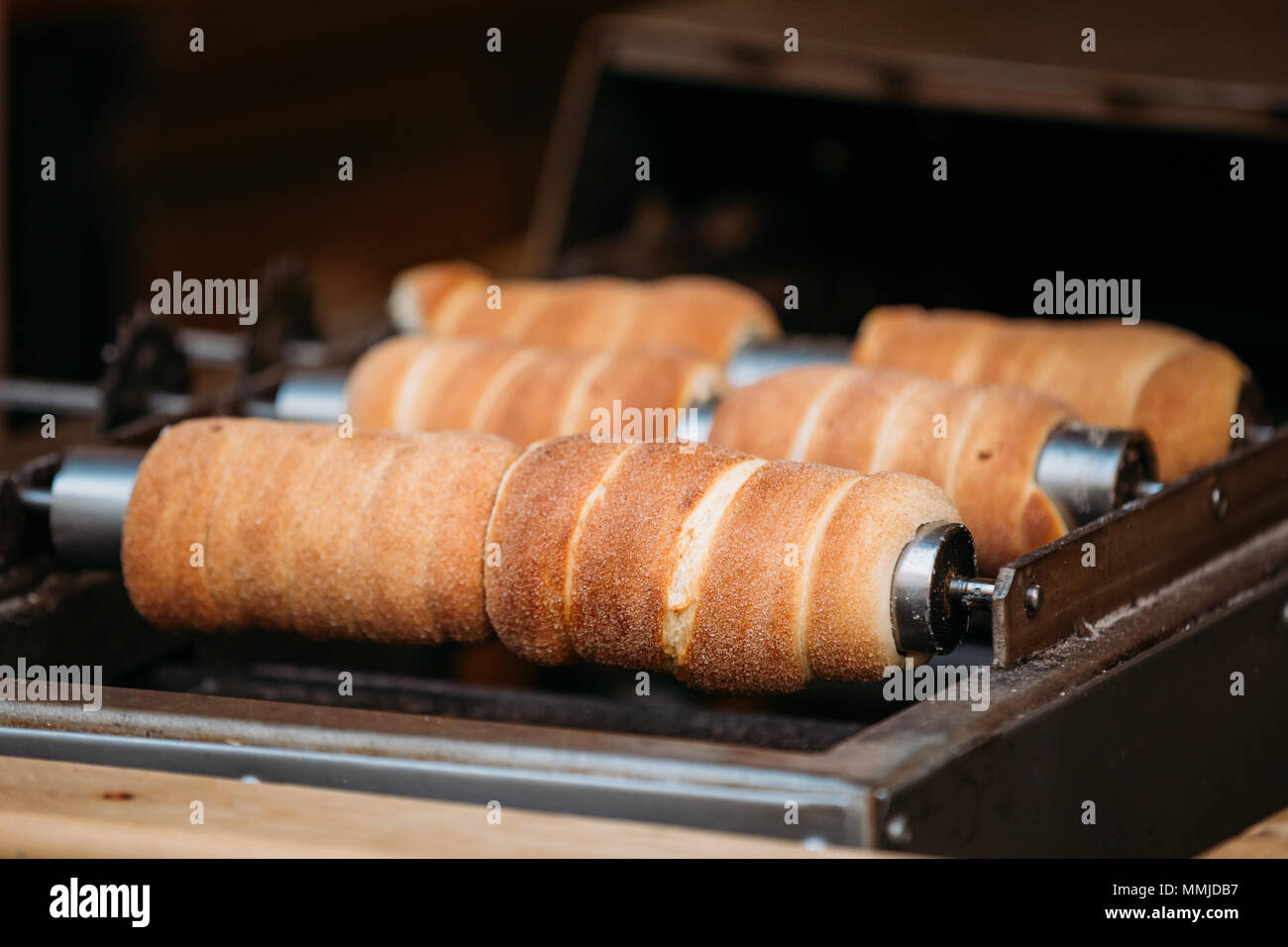 Praga, Repubblica Ceca. Trdelnik o Trdlo è una prelibatezza tradizionale, che si trova in un certo numero di paesi in Europa centrale. Si tratta di un lotto di pasta lievitata, W Foto Stock