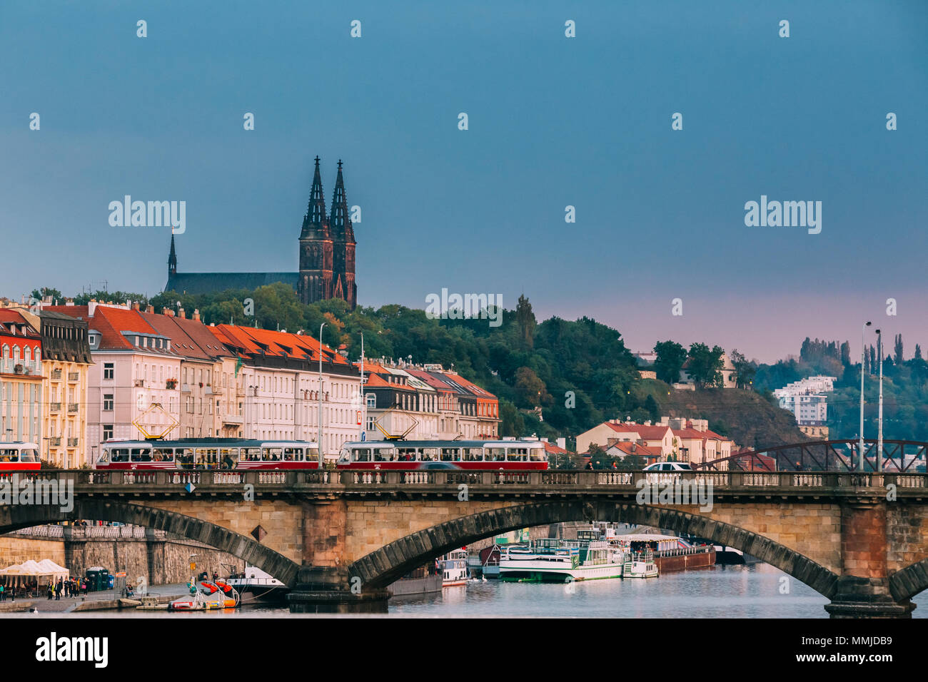 Praga, Repubblica Ceca. Il tram in movimento nella Legione Bridge nella giornata d'autunno. La legione Bridge o più Legii e Basilica di San Pietro e San Paolo sullo sfondo. Foto Stock