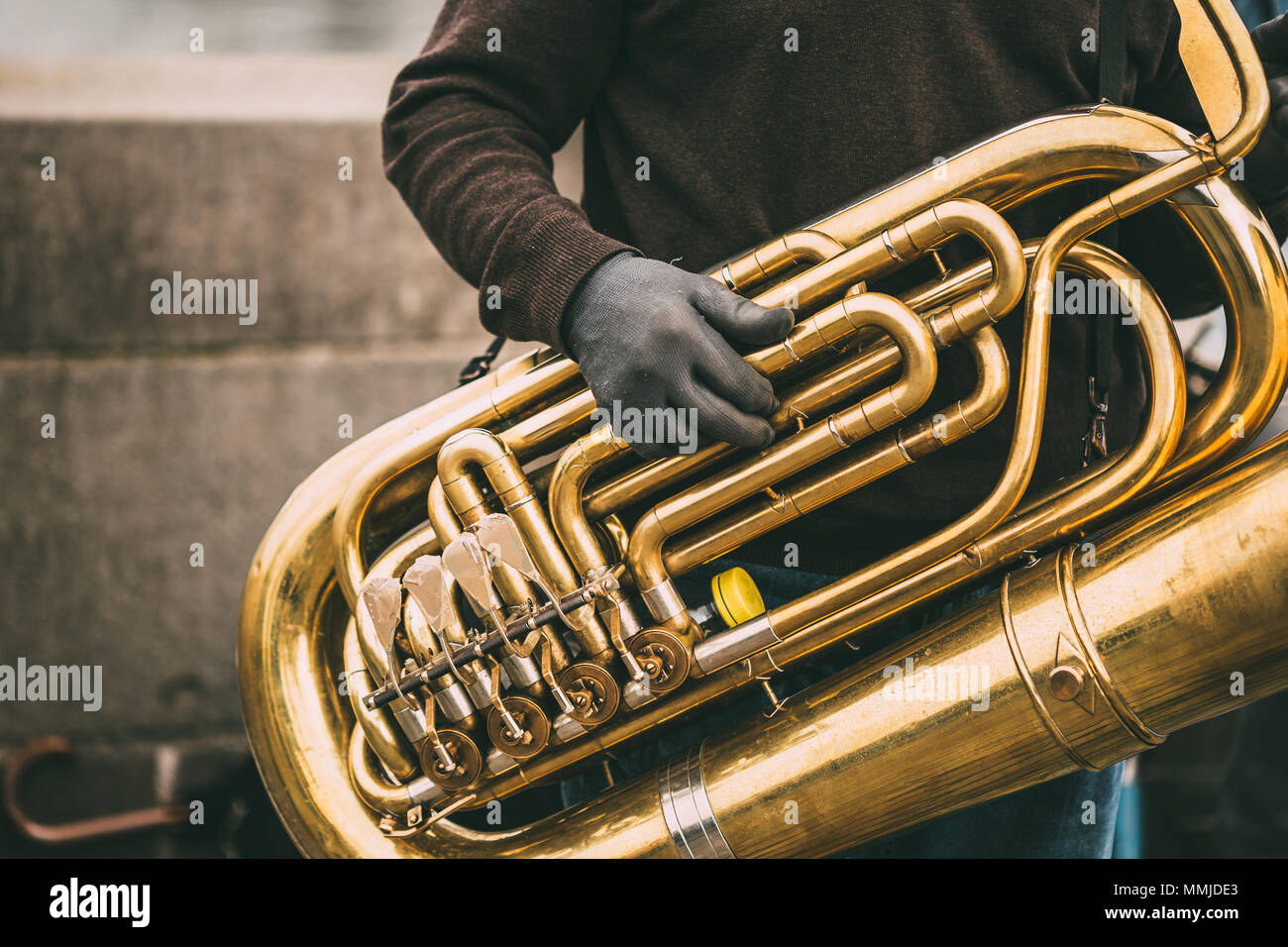 Suonatore ambulante di strada di eseguire brani jazz all'esterno. Chiusura del tubo di grandi dimensioni Foto Stock