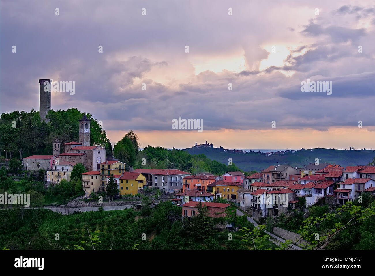 Una vista del villaggio di Castellino Tanaro, con la sua antica torre nelle Langhe in provincia di Cuneo, Piemonte, Italia del Nord, Europa Foto Stock