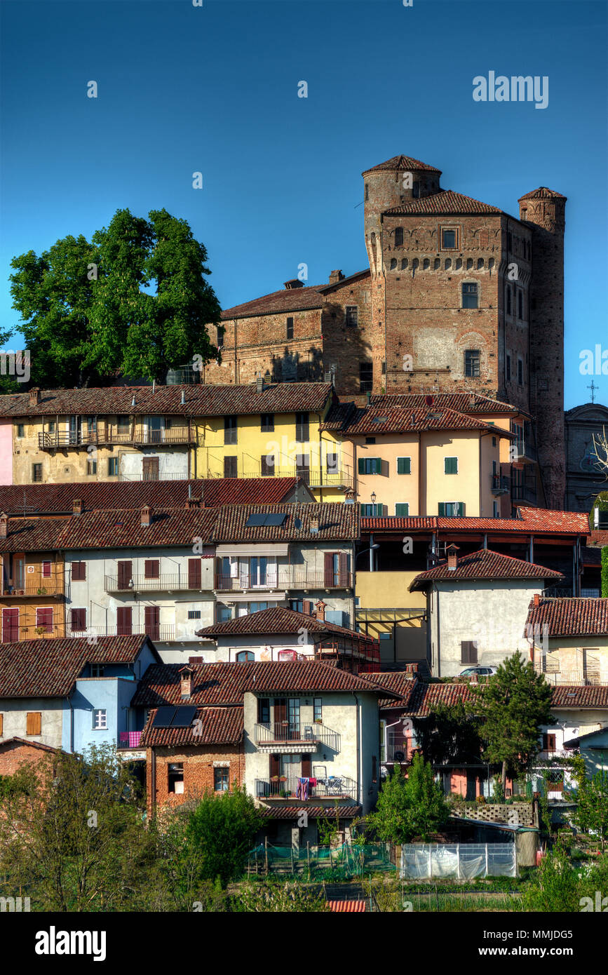 Le langhe - Vista della città di Roddi, intorno al suo castello medievale vicino a Alba nelle Langhe in provincia di Cuneo, Piemonte, Italia del Nord. Foto Stock