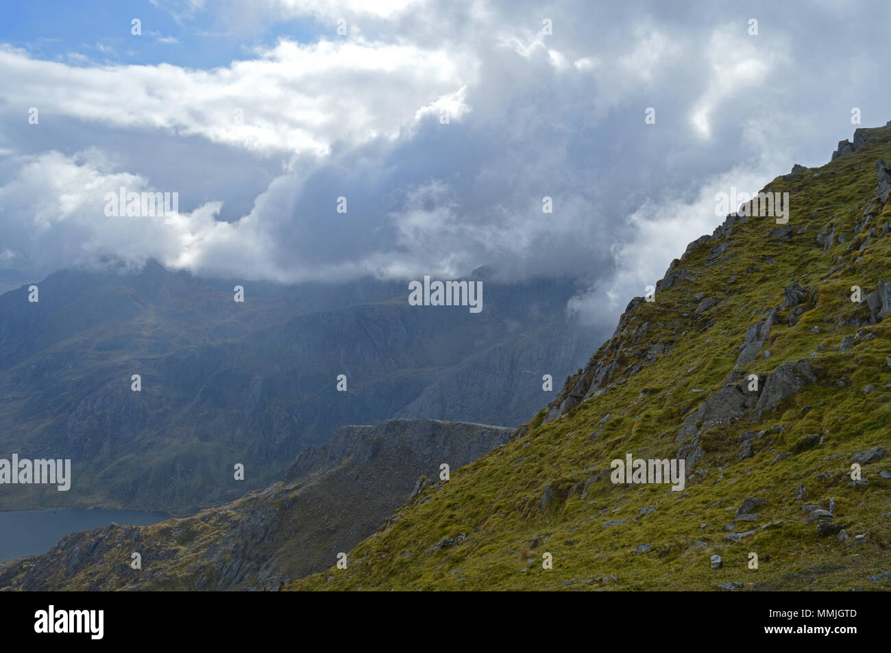 A piedi in Cwm Idwal attraverso gli inferni cucina per Y Garn Foto Stock