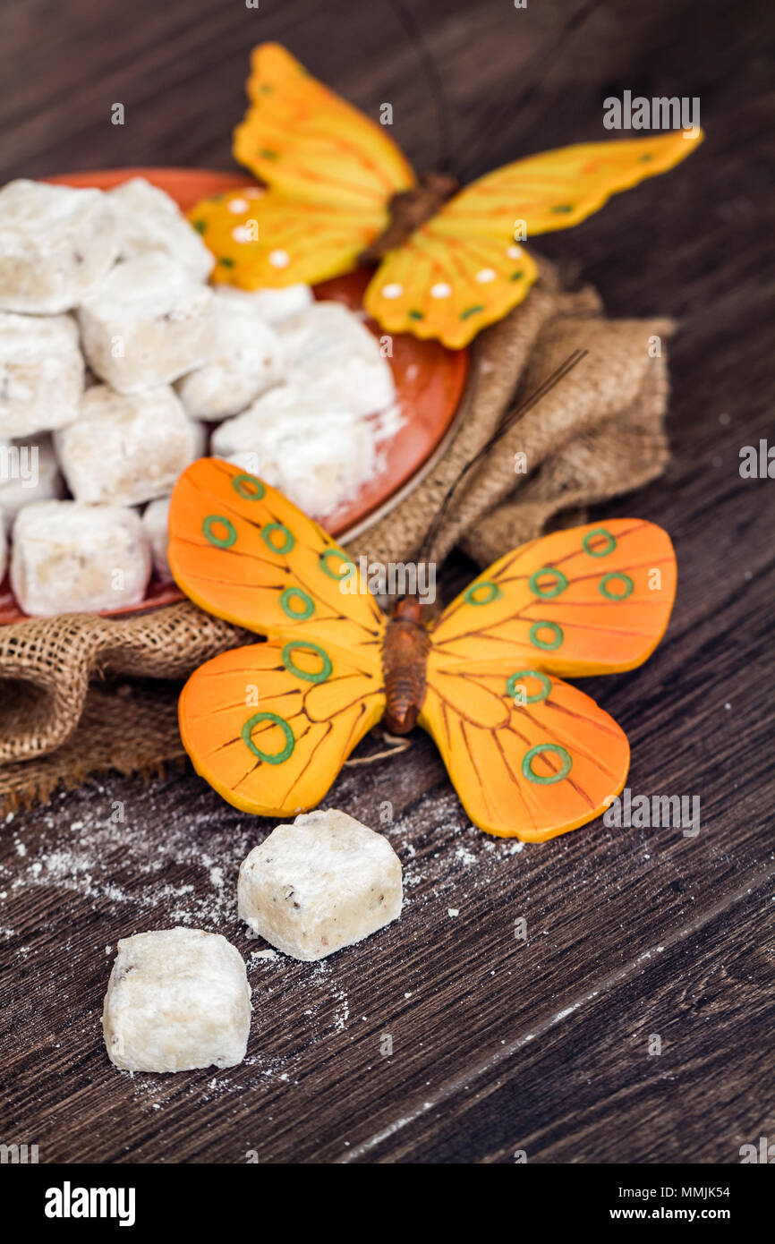 In casa biscotti di mandorle con il burro nella piastra di colore arancione Foto Stock