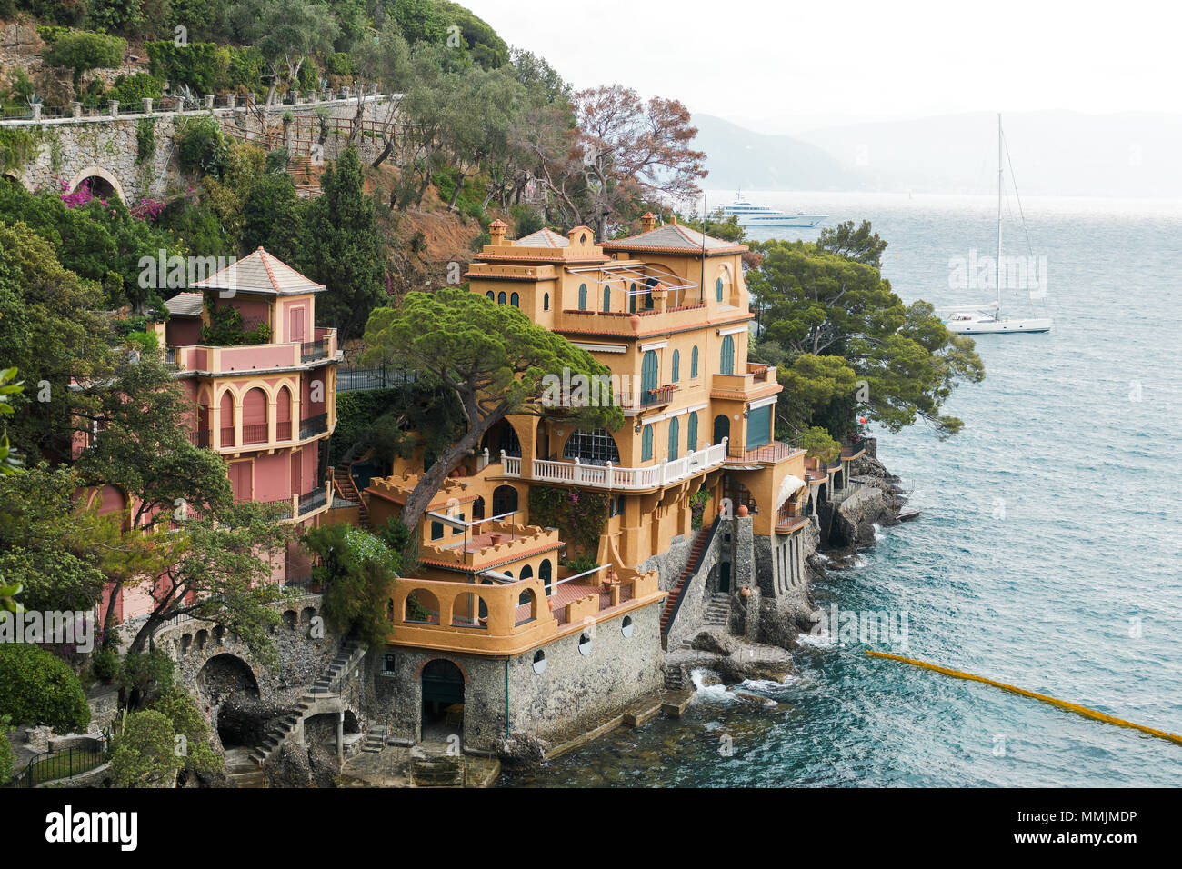 Le ville al mare vicino a Portofino in Italia in estate. Foto Stock