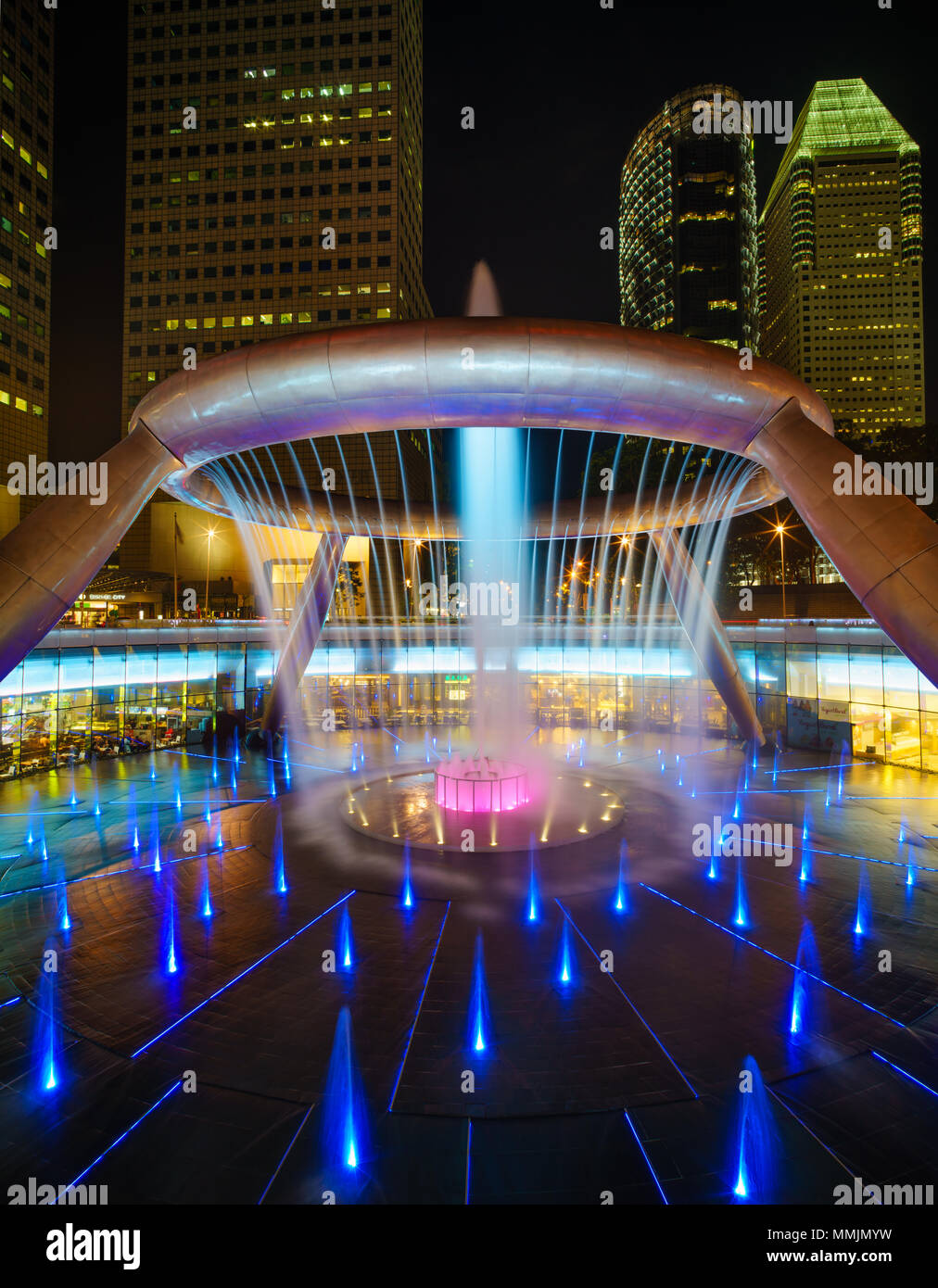 La città di Singapore Singapore - APRILE19 2018 : spettacolo di luci della fontana della ricchezza a Suntec City torri su in Singapore. Foto Stock