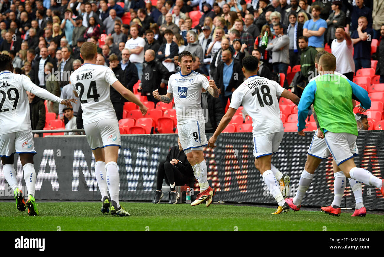 Tranmere Rovers' di Andy Cook (centro) punteggio celebra il suo lato del primo obiettivo del gioco durante la Vanrama lega nazionale Play-off finale allo stadio di Wembley, Londra. Foto Stock