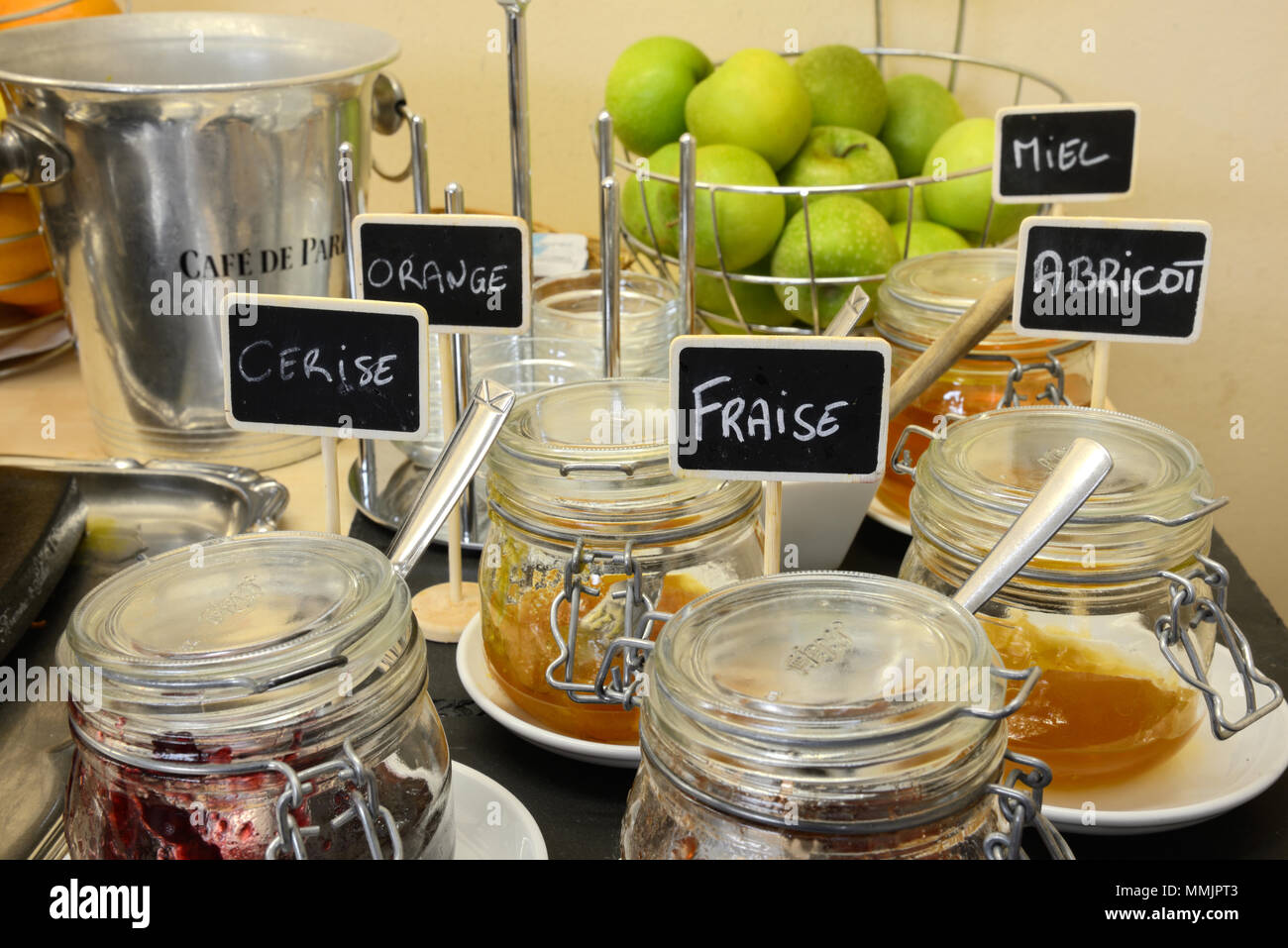 Visualizzazione di inceppamenti nei vasi di marmellata compresi fragola, ciliegia, arancione e marmellata di albicocche (scritto in francese) Foto Stock
