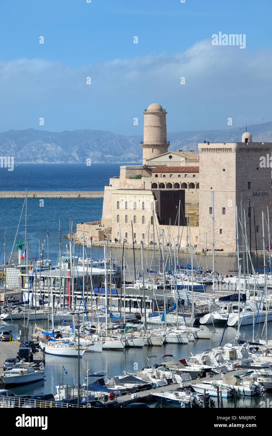 Fort Saint Jean e Marina all'ingresso del Vieux Port o porto vecchio di Marsiglia Provenza Foto Stock