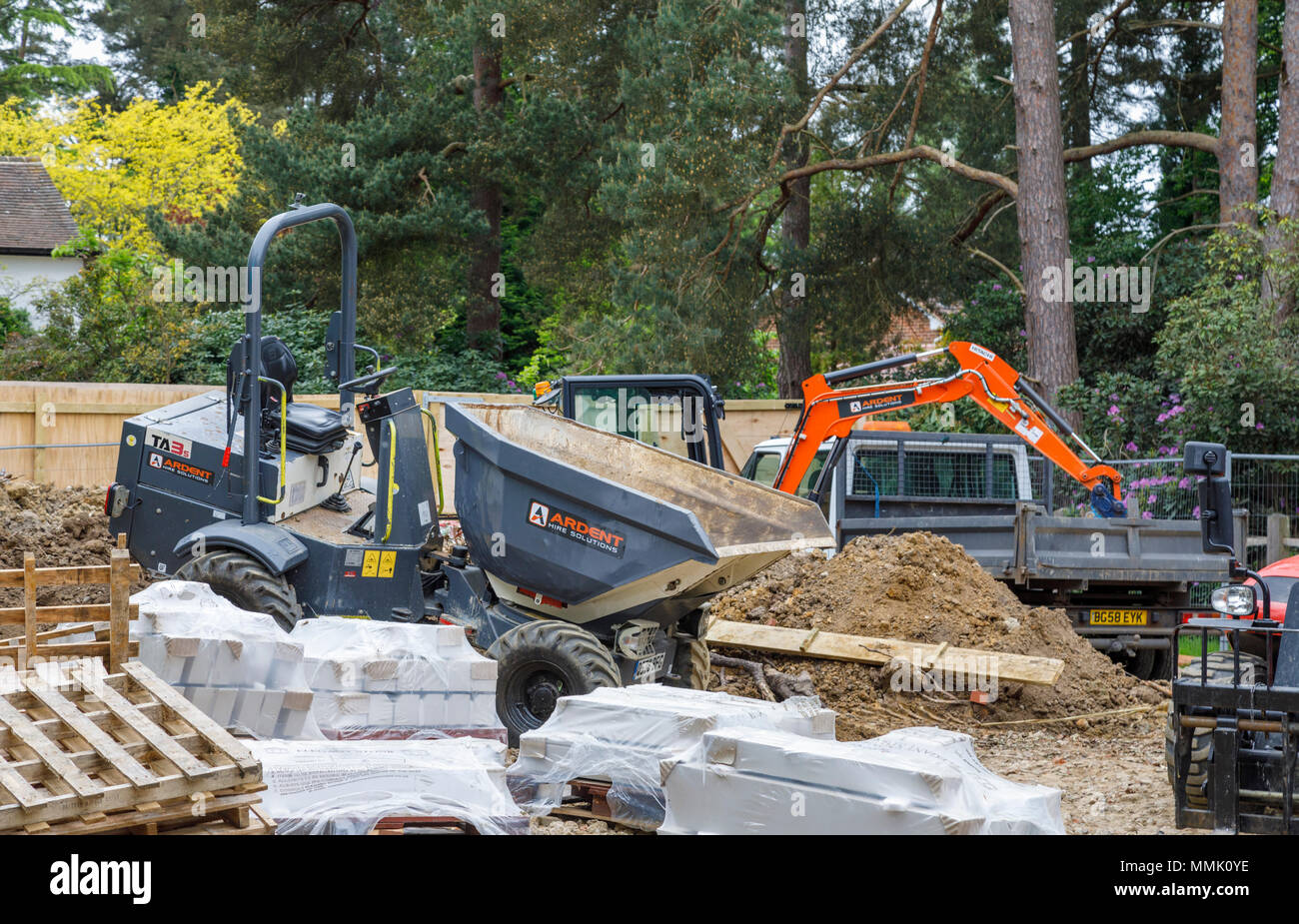 Terex TA3s grigio dumper gommati sul sito di costruzione lavori preparatori per un residenziale giardino suburbano materiale di riempimento o infill, Surrey, Inghilterra del sud-est Foto Stock