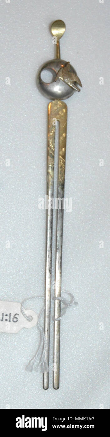 . Inglese: il numero di accessione: 1991.173 Visualizza Titolo: Forcina/Ear Wax Remover (con bird decorazione) Data di creazione: ottocento medie: metallo Altezza: 6 1/4 in. Larghezza: 3/4 in. Dimensioni display: 6 1/4 in. x 3/4 in. x 3/8 in. (15,88 cm x 1,91 cm x 0,95 cm) Linea di credito: dono di Edker e Blanche Papa collezione: <a href='http://www.sdmart.org/art/our-collection/asian-art' rel="nofollow">Il San Diego Museum of Art</a> . Il 30 agosto 2010, 10:02:27. Inglese: thesandiegomuseumofartcollection cera Hairpin-Ear Remover (con decorazione di uccelli) (5765354049) Foto Stock