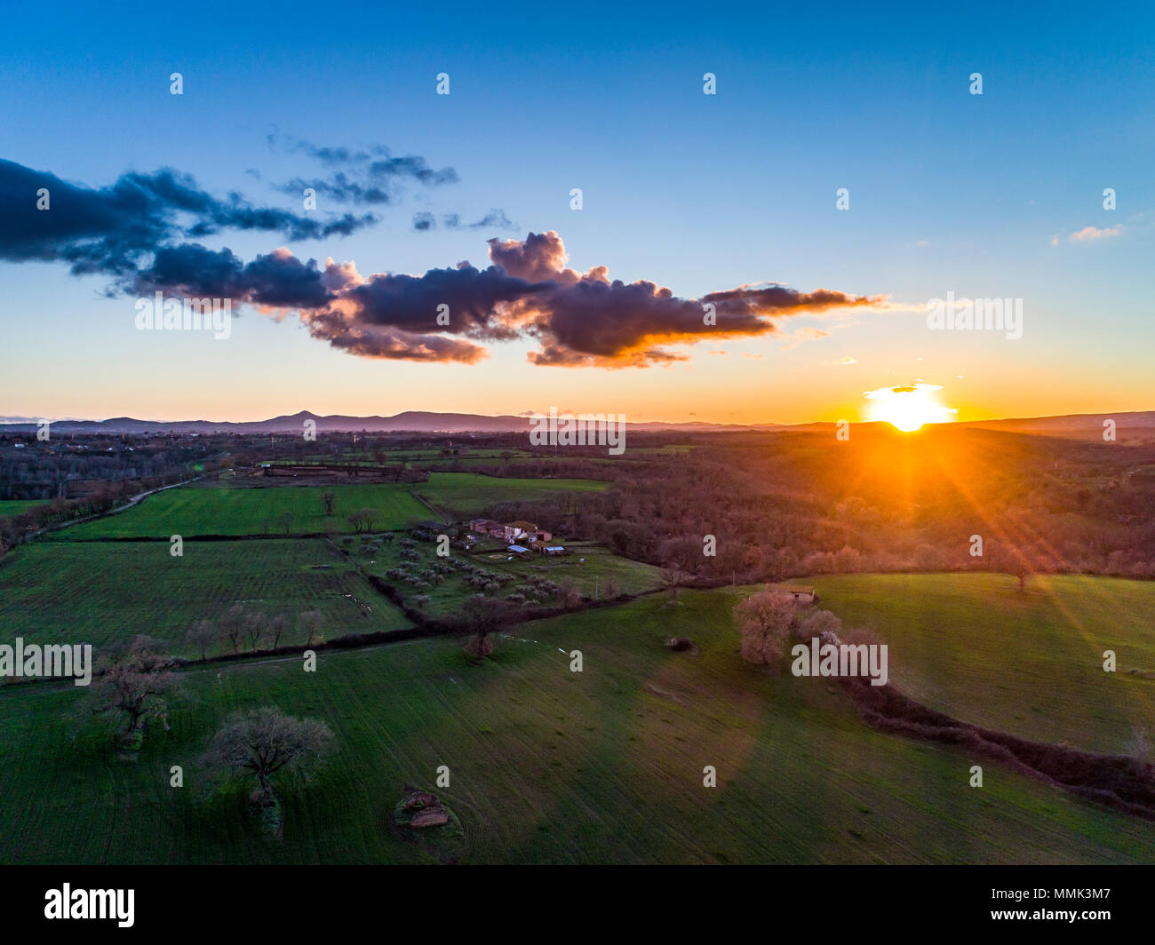 Vista aerea della campagna Viterbo al tramonto, Italia. Foto Stock