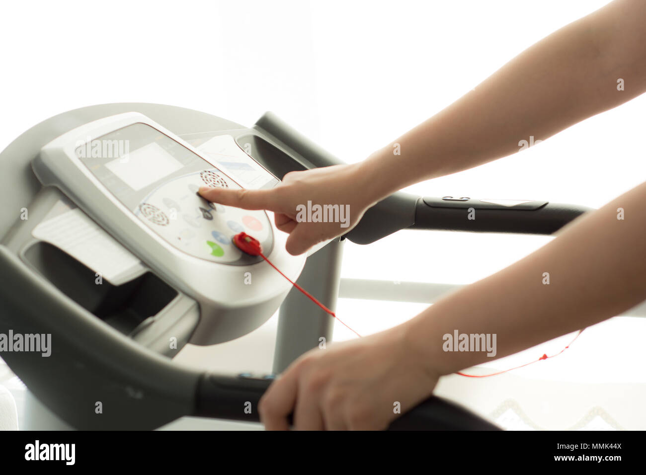 Donna che esercitano e lavoro in palestra per il fitness Foto Stock