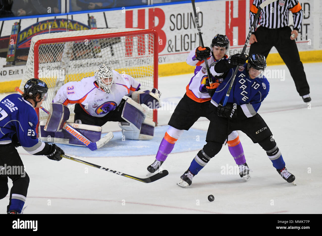 Fargo, il Dakota del Nord, Stati Uniti d'America. 11 Maggio, 2018. Fargo forza in avanti William Fallstrom (10) e un non ben identificato Youngstown Phantom player gara per il puck in da di Youngstown fantasmi goaltender Ivan Prosvetov (31) nel secondo periodo di gioco uno dei finali per gli Stati Uniti Hockey League's Clark Cup tenutasi a Scheels Arena a Fargo, il Dakota del Nord. Fargo ha vinto il gioco 4-1. Russell Hons/CSM/Alamy Live News Foto Stock