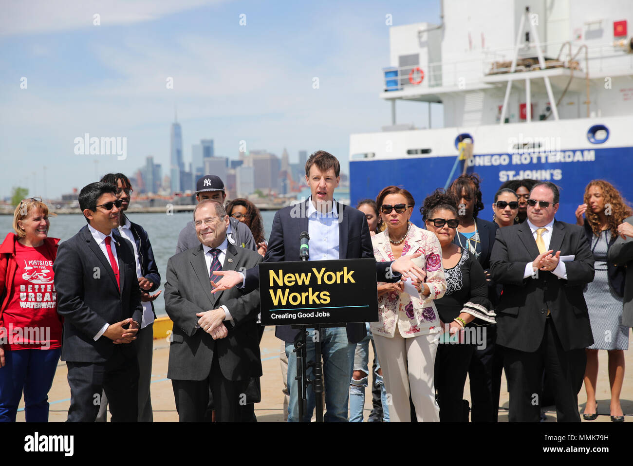 New York, Stati Uniti d'America. 11 Maggio, 2018. James Patchett (C), presidente e CEO di New York City lo sviluppo economico Corporation (NYCEDC), parla durante un evento da celebrare la riattivazione del sud di Brooklyn Terminale marino in New York, Stati Uniti, 11 maggio 2018. NYCEDC ha annunciato un significativo progresso nel suo piano per rilanciare il vecchio Sud Brooklyn Terminale marino come un hub per la spedizione. Un cluster di attività marittima porterà nuovi usi industriali e 250 nuovi posti di lavoro per il sud sul lungomare di Brooklyn. Credito: Wang Ying/Xinhua/Alamy Live News Foto Stock